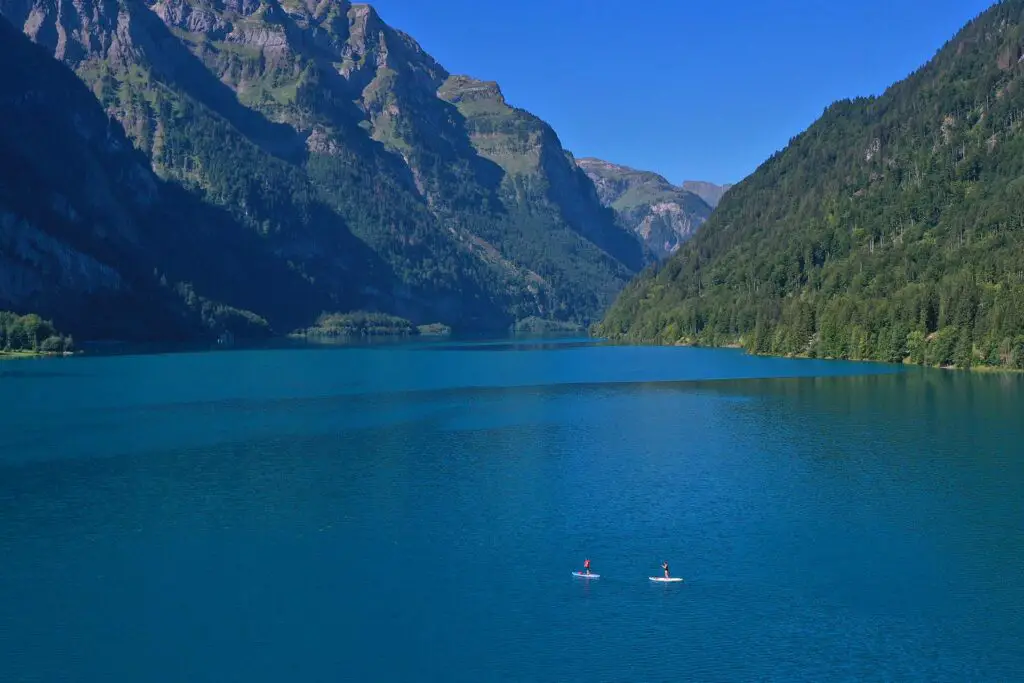 SUP am Klöntalersee, einer der schönsten SUP-Seen der Schweiz.