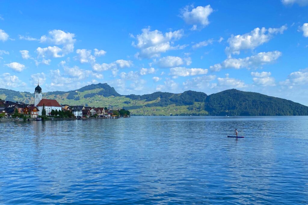 SUP am Vierwaldstättersee. An diesem Schweizer See ist Stand Up Paddling sehr beliebt.