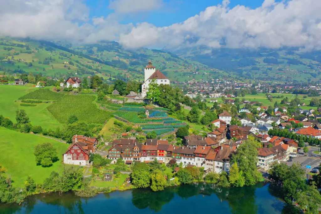 Drohnenaufnahme von Werdenberg, ein Ausflugstipp auf der Grand Tour of Switzerland.
