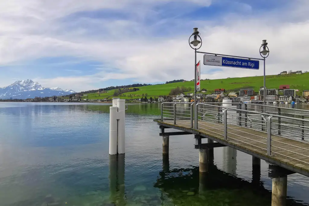 Küssnacht am Rigi est situé directement au lac des Quatre-Cantons.