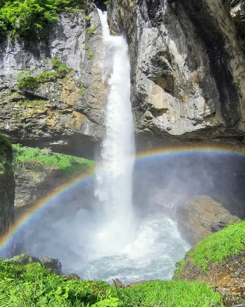 Der Berglistüber Wasserfall ist in den Schweizer Alpen und zählt zum UNESCO-Welterbe.