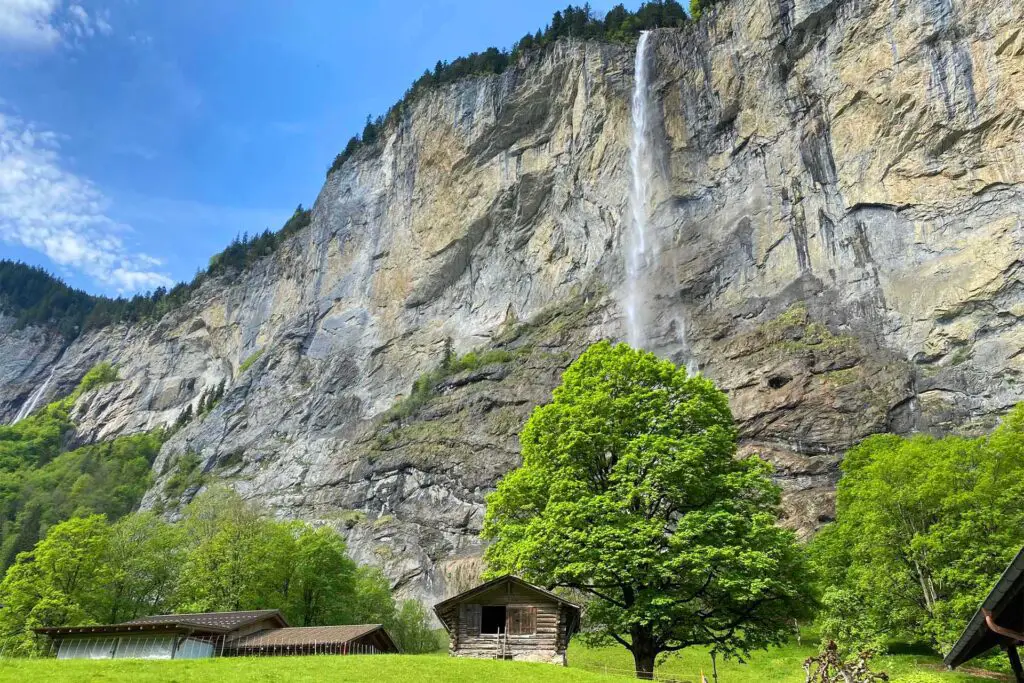 Geheimer Fotospot in Lauterbrunnen mit dem imposanten Staubbachfall.