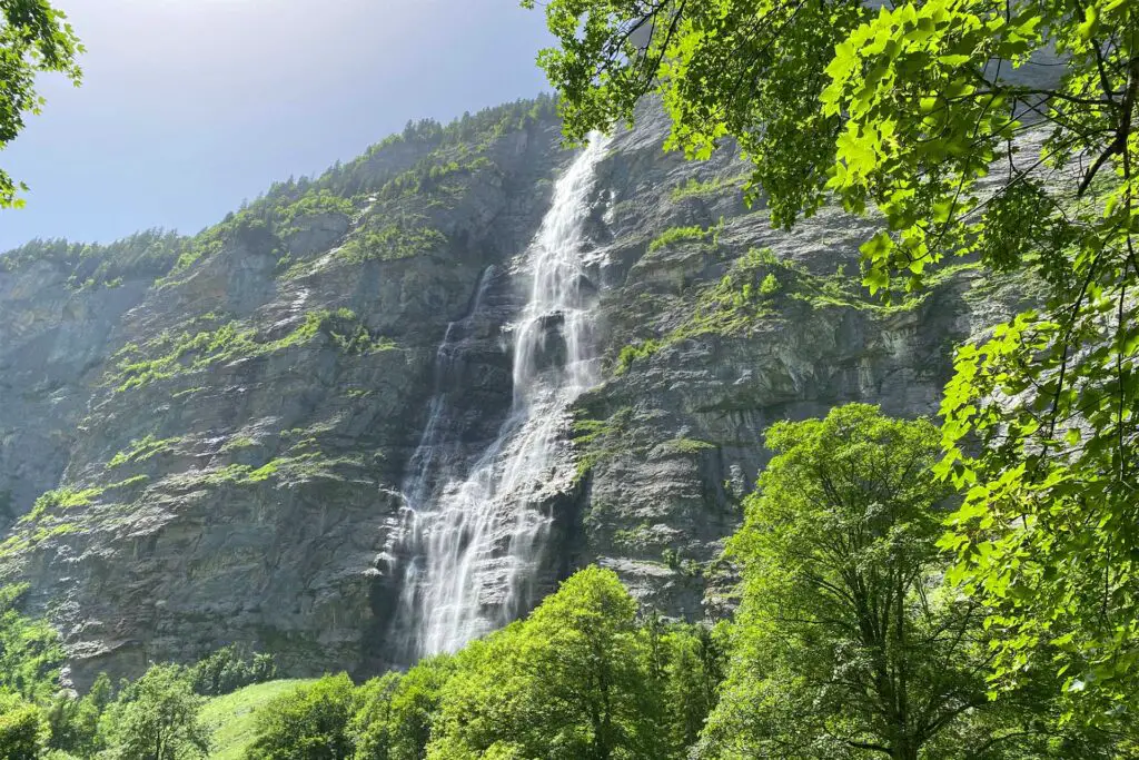 Mürrenbachfall ist der höchste Wasserfall der Schweiz und im Lauterbrunnental gelegen.
