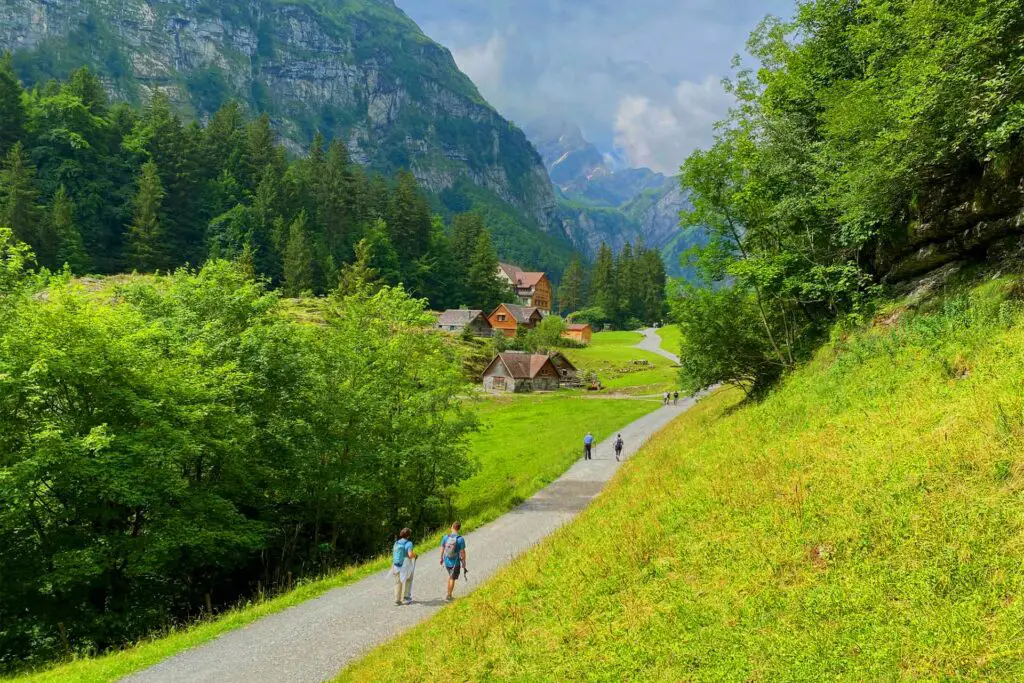 Alpstein im Kanton Appenzell ist ein traumhaftes Wandergebiet - hier der Weg zum Seealpsee.