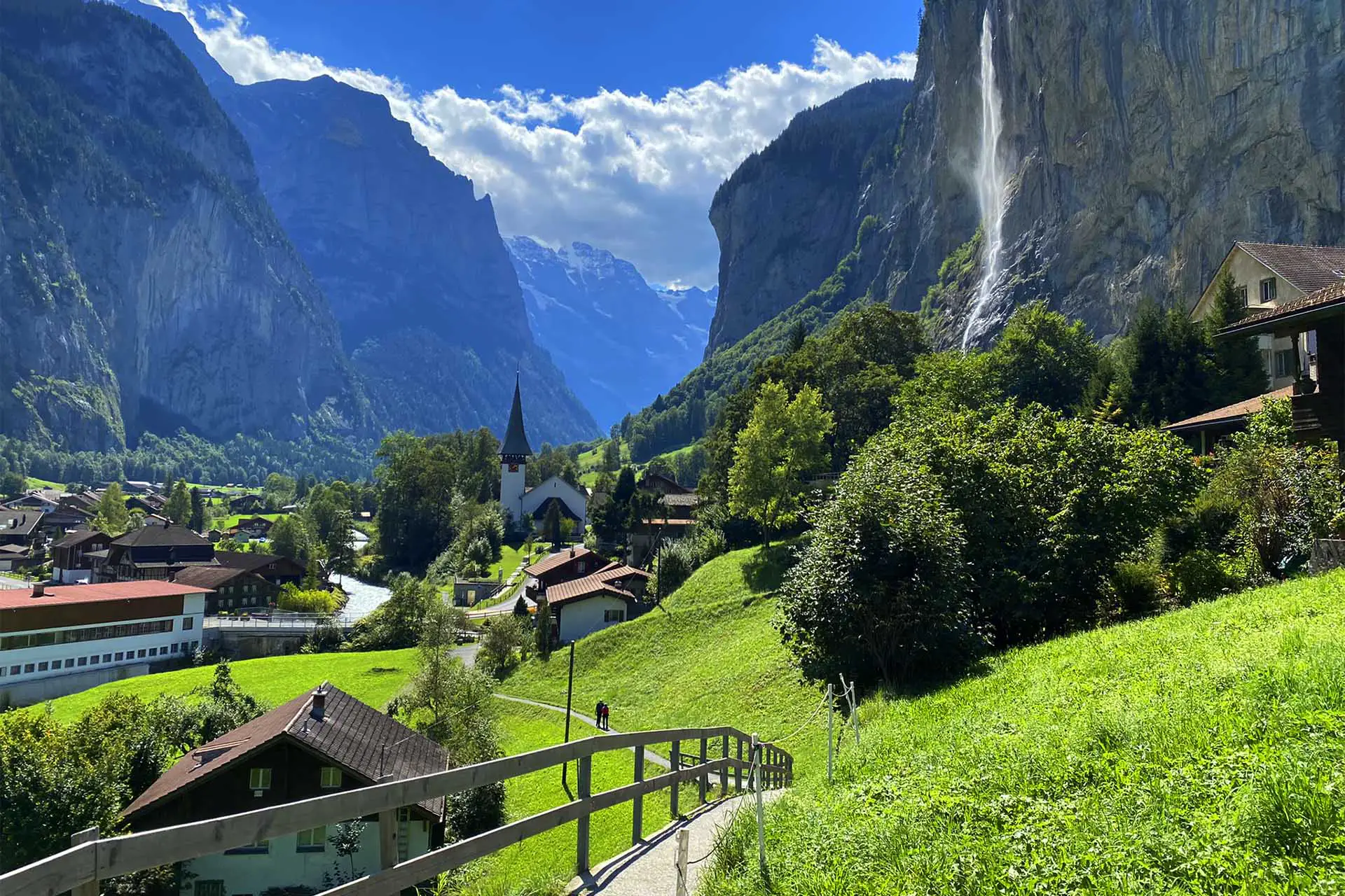 Lauterbrunnen im Tal der 72 Wasserfälle mit dem Staubbachfall - einer der schönsten Wasserfälle der Schweiz.
