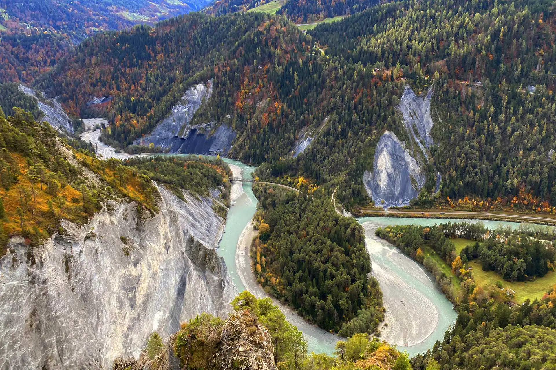 Les gorges du Rhin sont un endroit à visiter en Suisse.