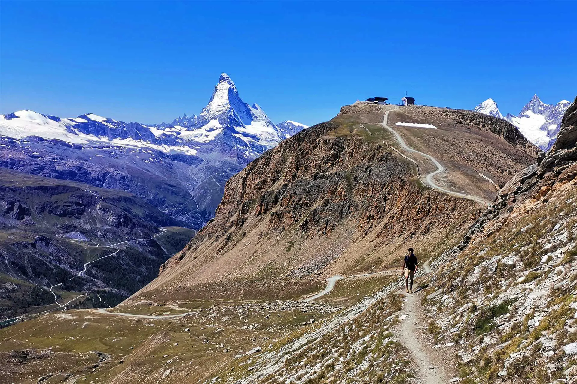 Wandern mit Sicht auf das Matterhorn.