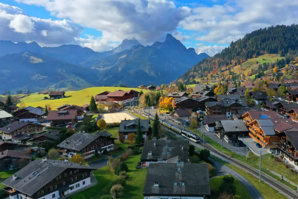 Il paesaggio idilliaco di Gstaad in Svizzera.