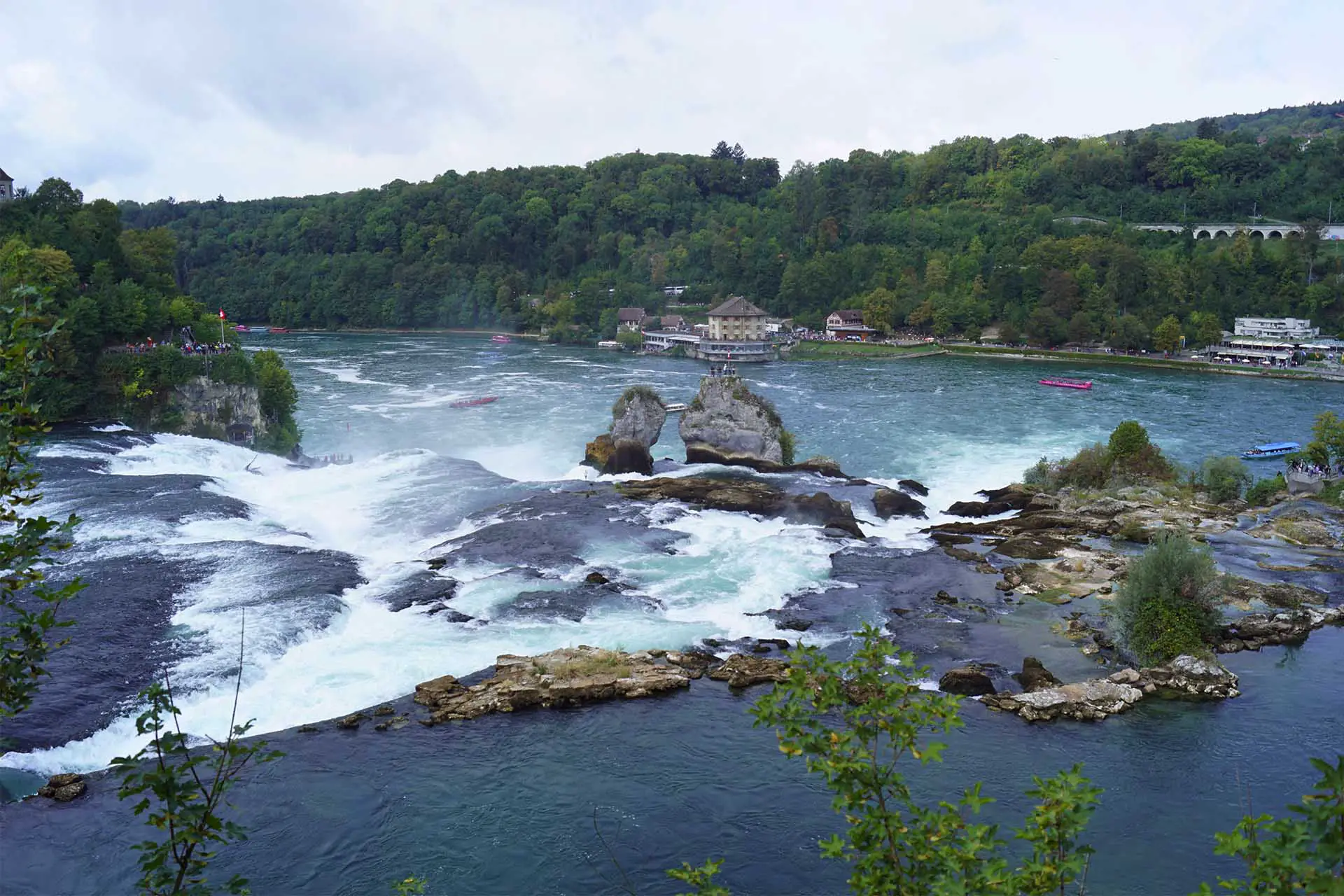 Der grösste Wasserfall der Schweiz und in Europa ist der Rheinfall.