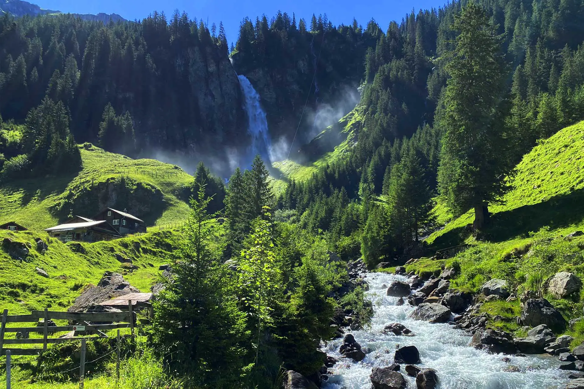 Alp Äsch mit dem schönsten Wasserfall der Schweiz