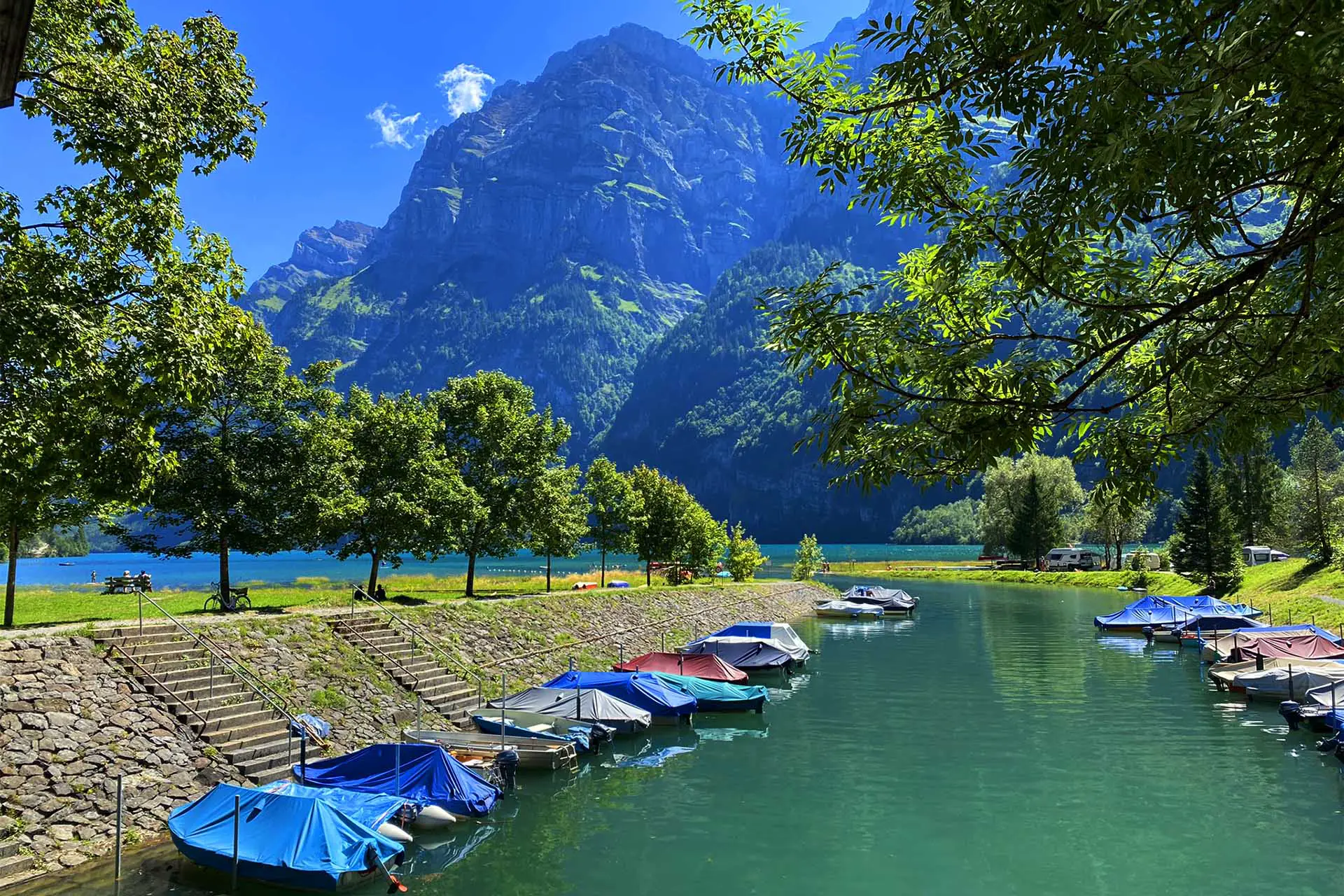 Der Klöntalersee zählt zu einem der schönsten Seen der Schweiz.