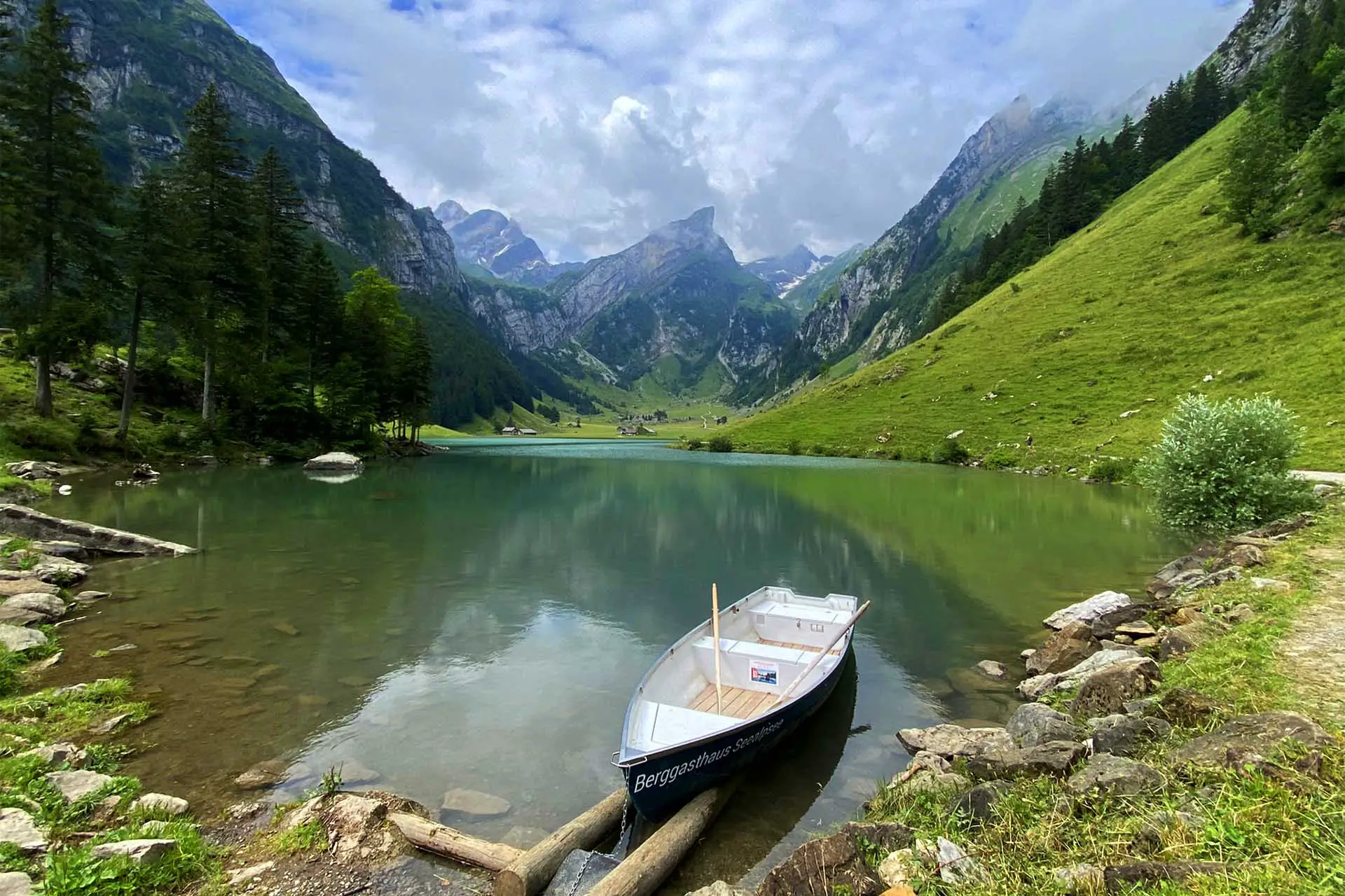 Lac de Seealpsee - l'un des endroits les plus beaux de l'est de la Suisse.
