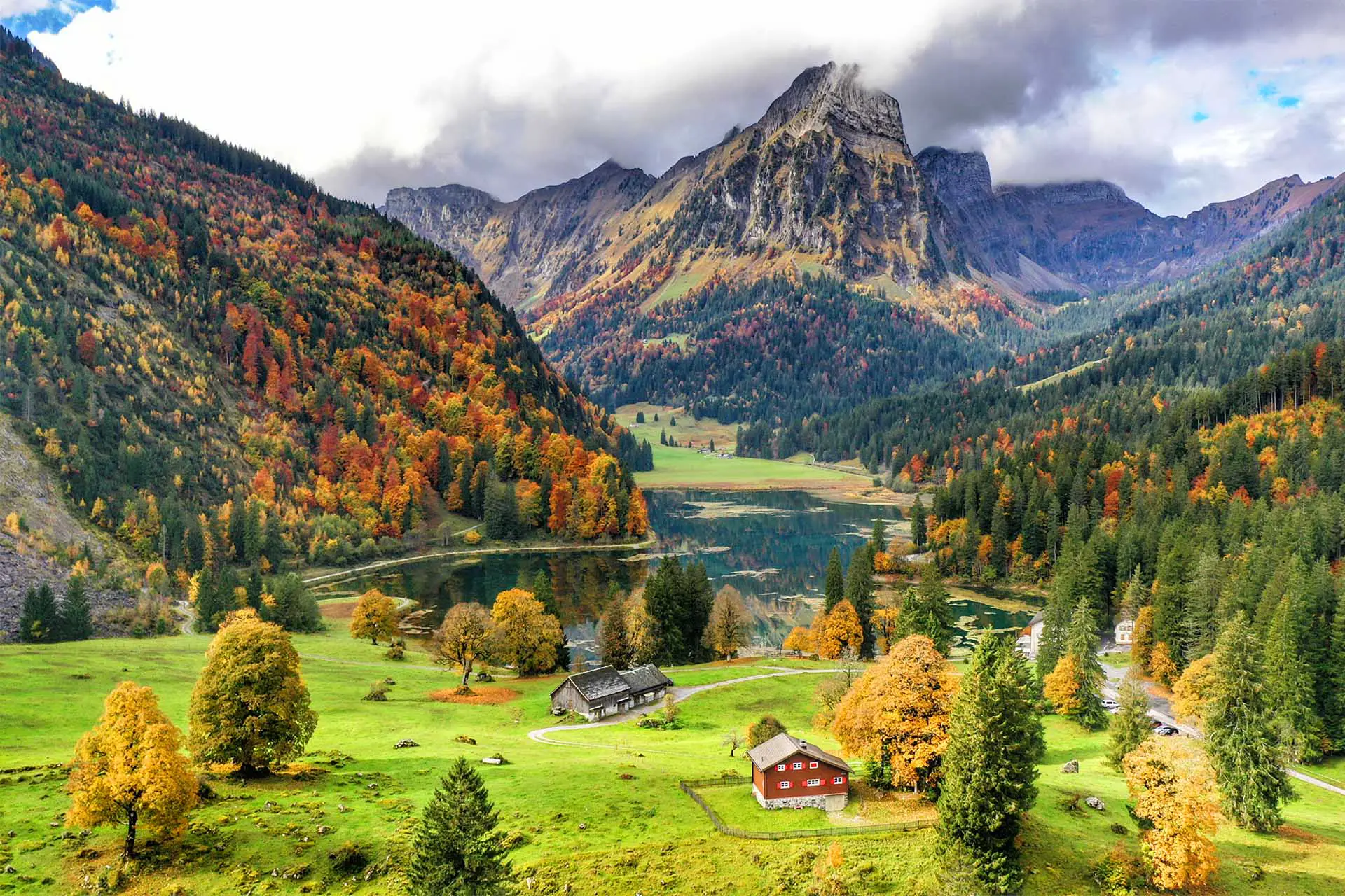 Lake Obersee is located in the Glarus Alps and just 1h away from Zurich.