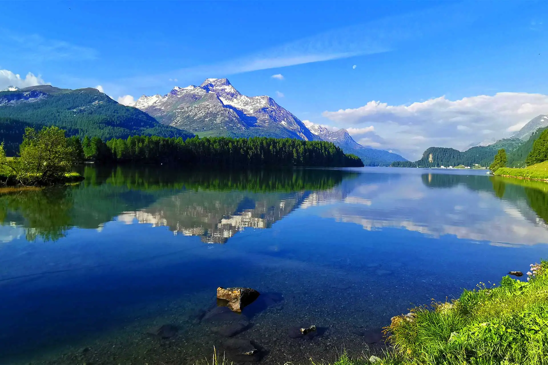 Le lac Sils est un lac magnifique dans la partie orientale de la Suisse.